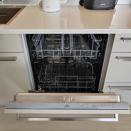 Keskustan Tyylikkaein Omalla Autopaikalla 拉彭兰塔